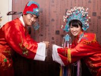 Easten Chinese Bride And Groom In Traditional Wedding Ceremony